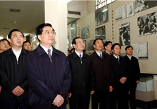 胡锦涛参观周恩来纪念馆